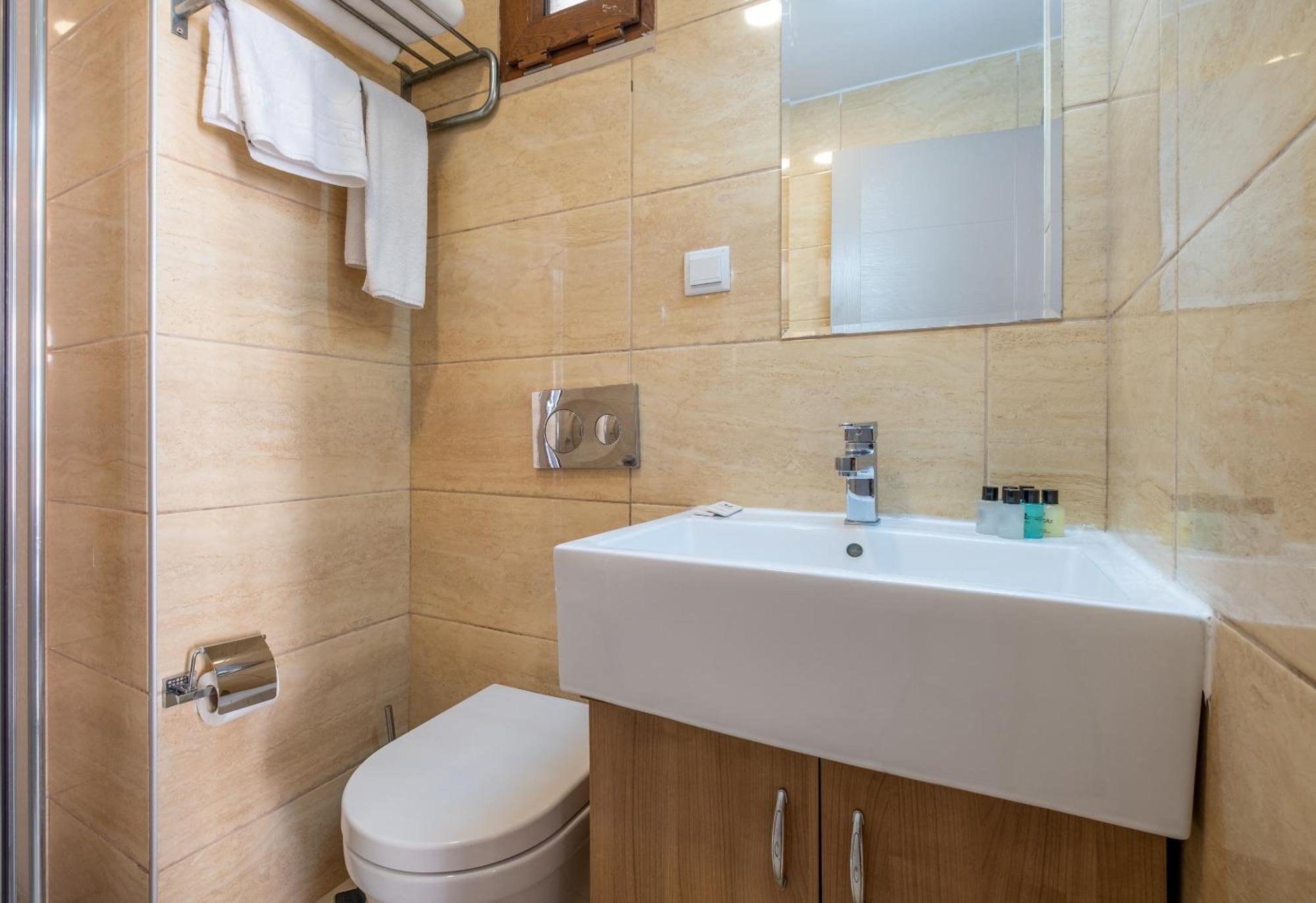 Lavin Hotel & Suites Istanboel Buitenkant foto